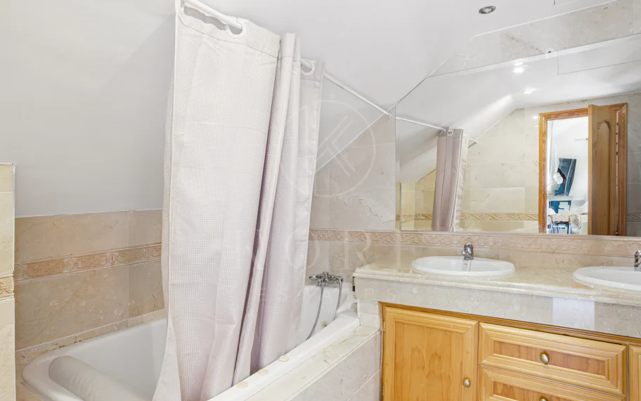 Spacious four-bedroom, duplex penthouse in the Los Pinos de Aloha complex, Nueva Andalucía, Marbella