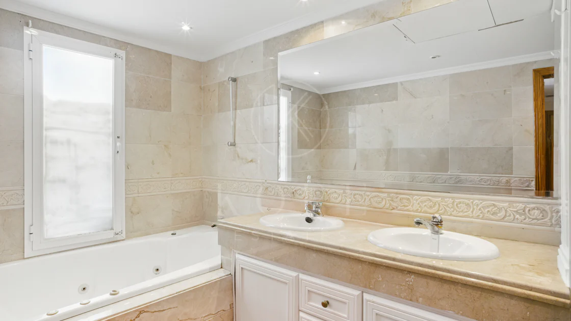 Spacious four-bedroom, duplex penthouse in the Los Pinos de Aloha complex, Nueva Andalucía, Marbella