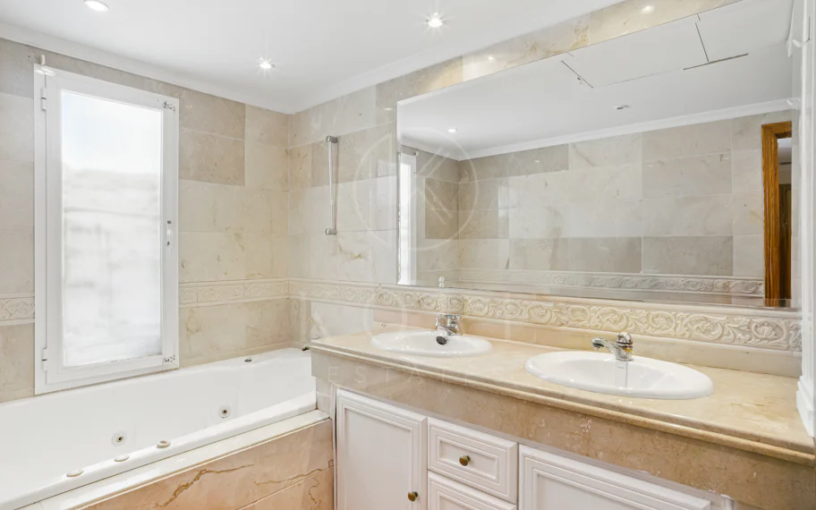 Spacious four-bedroom, duplex penthouse in the Los Pinos de Aloha complex, Nueva Andalucía, Marbella