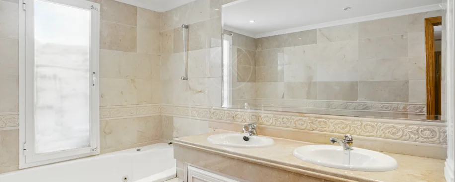 Spacious four-bedroom, duplex penthouse in the Los Pinos de Aloha complex, Nueva Andalucía, Marbella