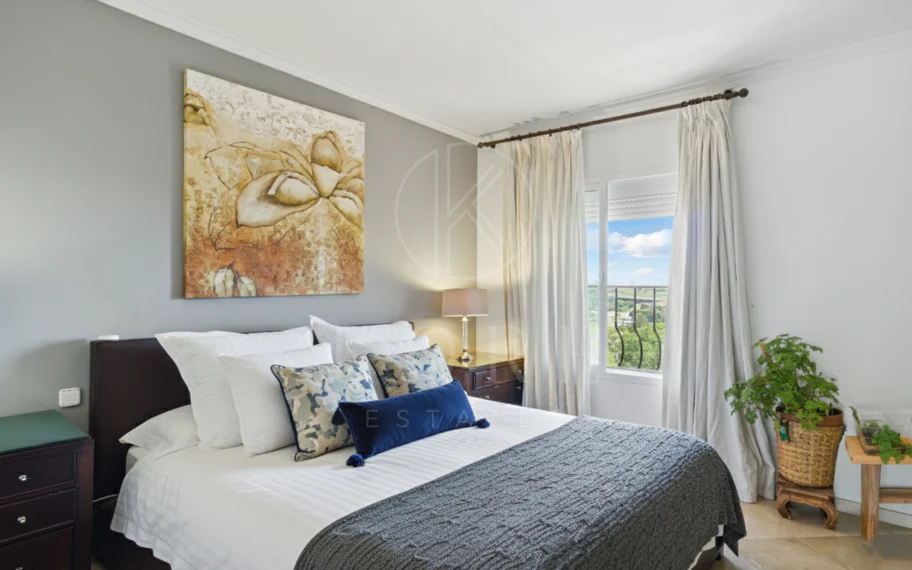 Spacious four-bedroom, duplex penthouse in the Los Pinos de Aloha complex, Nueva Andalucía, Marbella