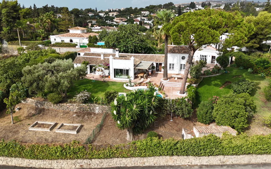 Charming Villa with Panoramic Views in Guadalmina Alta