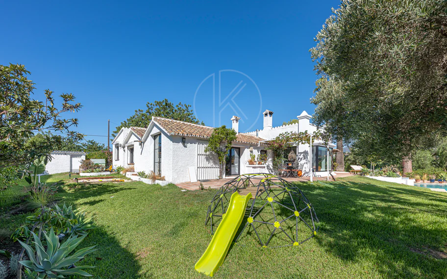 Charming Villa with Panoramic Views in Guadalmina Alta