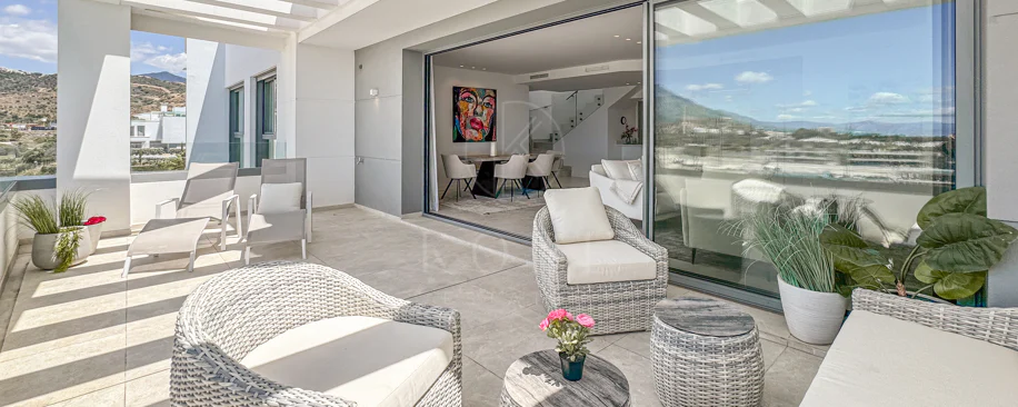 Ático contemporáneo con terraza y solárium, ambos con vistas panorámicas al mar Mediterráneo en una ubicación privilegiada