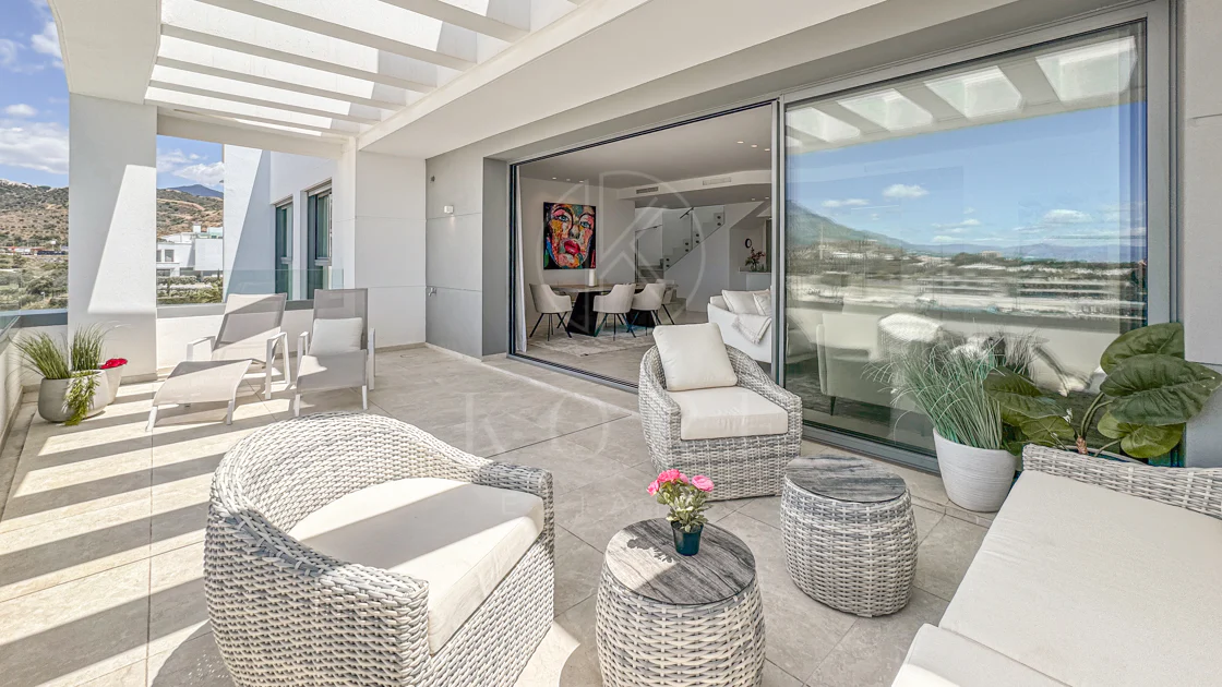 Ático contemporáneo con terraza y solárium, ambos con vistas panorámicas al mar Mediterráneo en una ubicación privilegiada