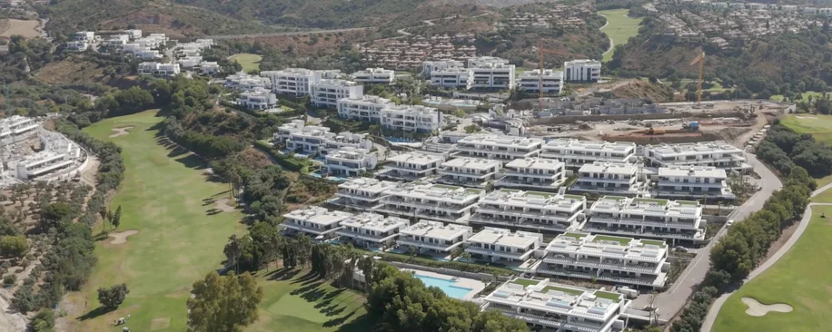 Ático contemporáneo con terraza y solárium, ambos con vistas panorámicas al mar Mediterráneo en una ubicación privilegiada