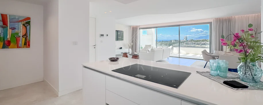 Ático contemporáneo con terraza y solárium, ambos con vistas panorámicas al mar Mediterráneo en una ubicación privilegiada
