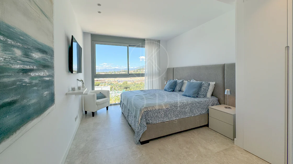 Ático contemporáneo con terraza y solárium, ambos con vistas panorámicas al mar Mediterráneo en una ubicación privilegiada