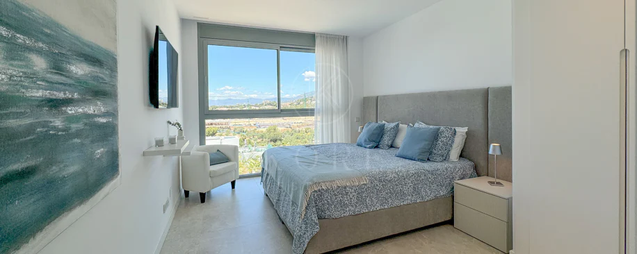 Ático contemporáneo con terraza y solárium, ambos con vistas panorámicas al mar Mediterráneo en una ubicación privilegiada