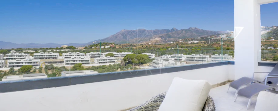Ático contemporáneo con terraza y solárium, ambos con vistas panorámicas al mar Mediterráneo en una ubicación privilegiada