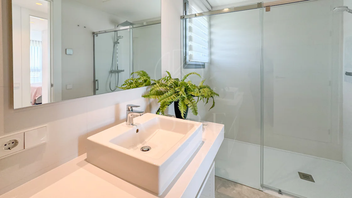 Ático contemporáneo con terraza y solárium, ambos con vistas panorámicas al mar Mediterráneo en una ubicación privilegiada