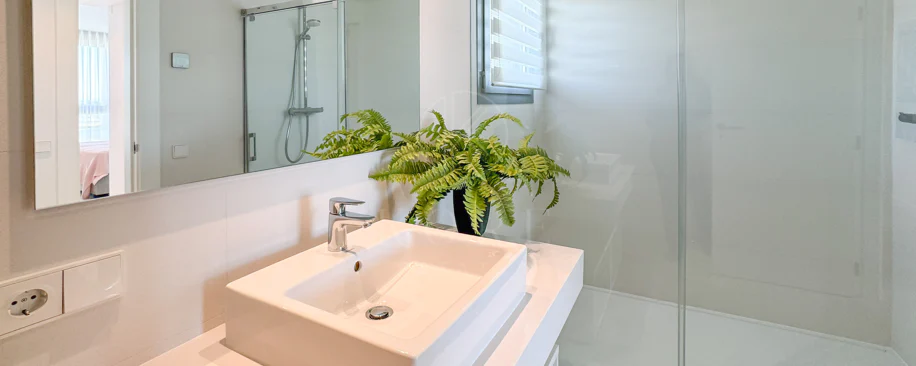 Ático contemporáneo con terraza y solárium, ambos con vistas panorámicas al mar Mediterráneo en una ubicación privilegiada