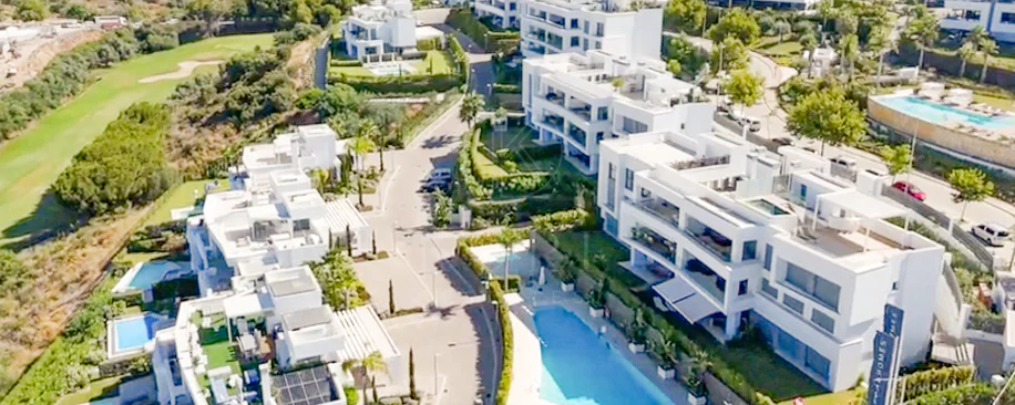 Ático contemporáneo con terraza y solárium, ambos con vistas panorámicas al mar Mediterráneo en una ubicación privilegiada