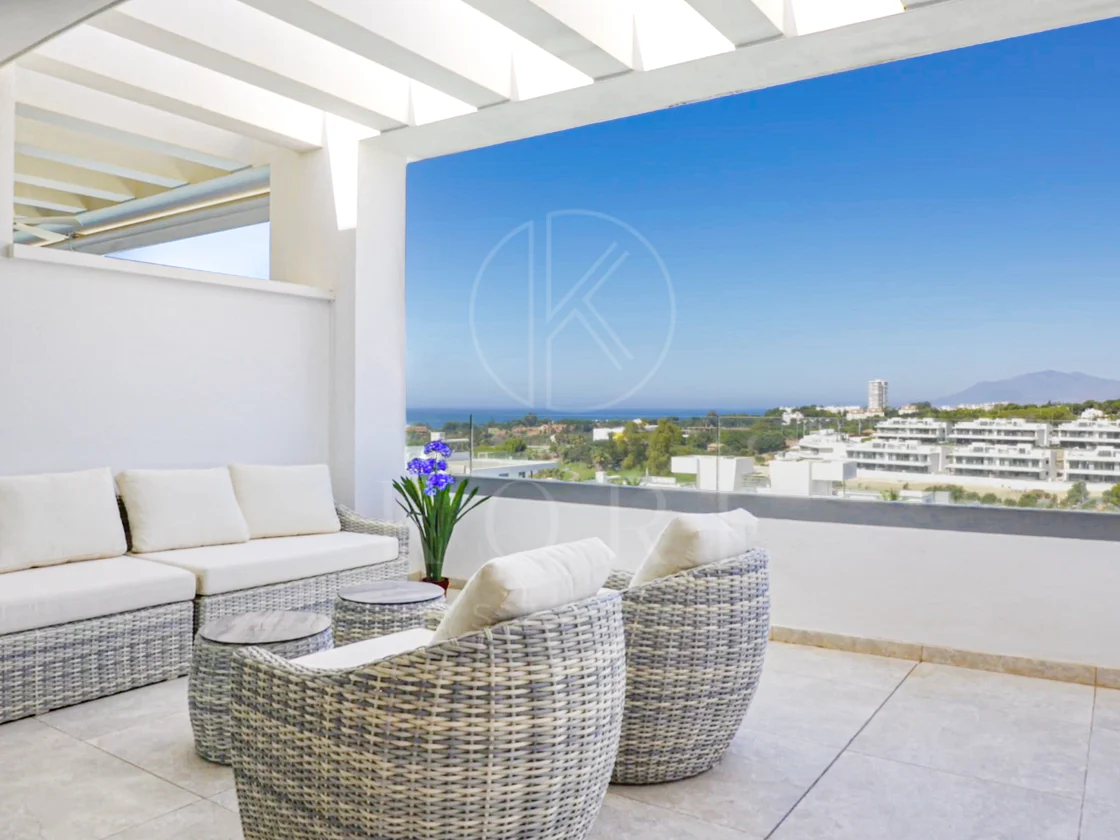 Ático contemporáneo con terraza y solárium, ambos con vistas panorámicas al mar Mediterráneo en una ubicación privilegiada