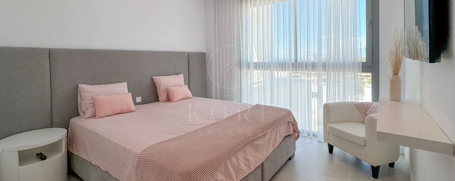 Ático contemporáneo con terraza y solárium, ambos con vistas panorámicas al mar Mediterráneo en una ubicación privilegiada