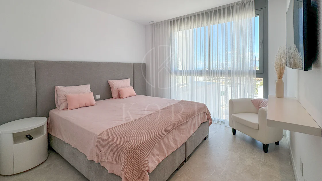 Ático contemporáneo con terraza y solárium, ambos con vistas panorámicas al mar Mediterráneo en una ubicación privilegiada