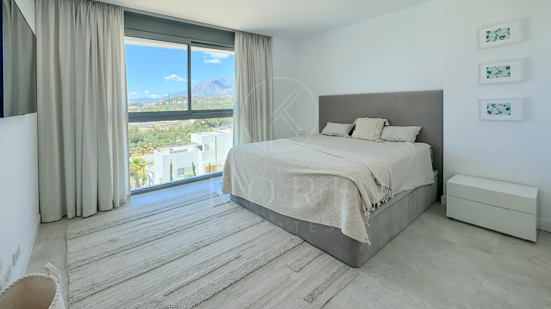 Ático contemporáneo con terraza y solárium, ambos con vistas panorámicas al mar Mediterráneo en una ubicación privilegiada