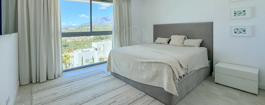Ático contemporáneo con terraza y solárium, ambos con vistas panorámicas al mar Mediterráneo en una ubicación privilegiada