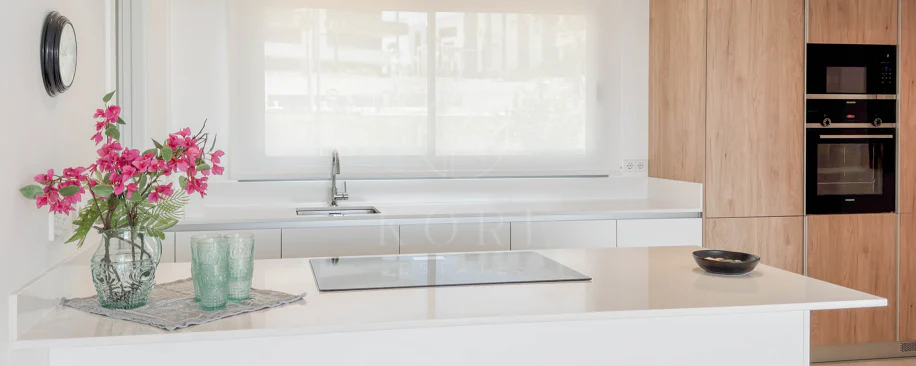 Ático contemporáneo con terraza y solárium, ambos con vistas panorámicas al mar Mediterráneo en una ubicación privilegiada