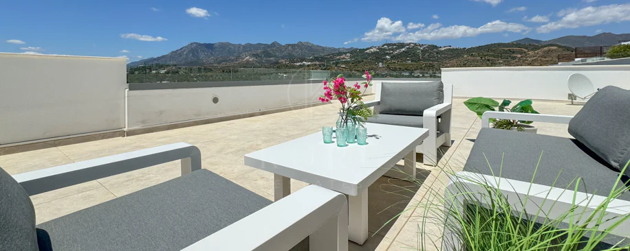 Ático contemporáneo con terraza y solárium, ambos con vistas panorámicas al mar Mediterráneo en una ubicación privilegiada