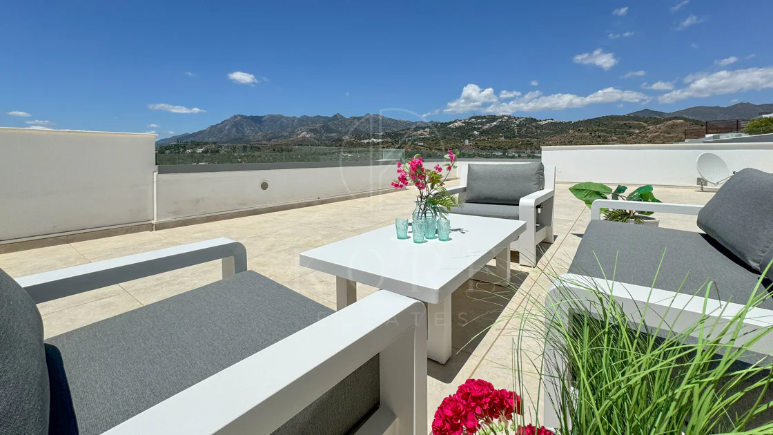 Ático contemporáneo con terraza y solárium, ambos con vistas panorámicas al mar Mediterráneo en una ubicación privilegiada