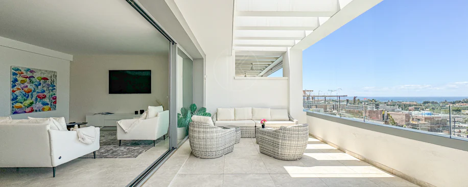 Ático contemporáneo con terraza y solárium, ambos con vistas panorámicas al mar Mediterráneo en una ubicación privilegiada