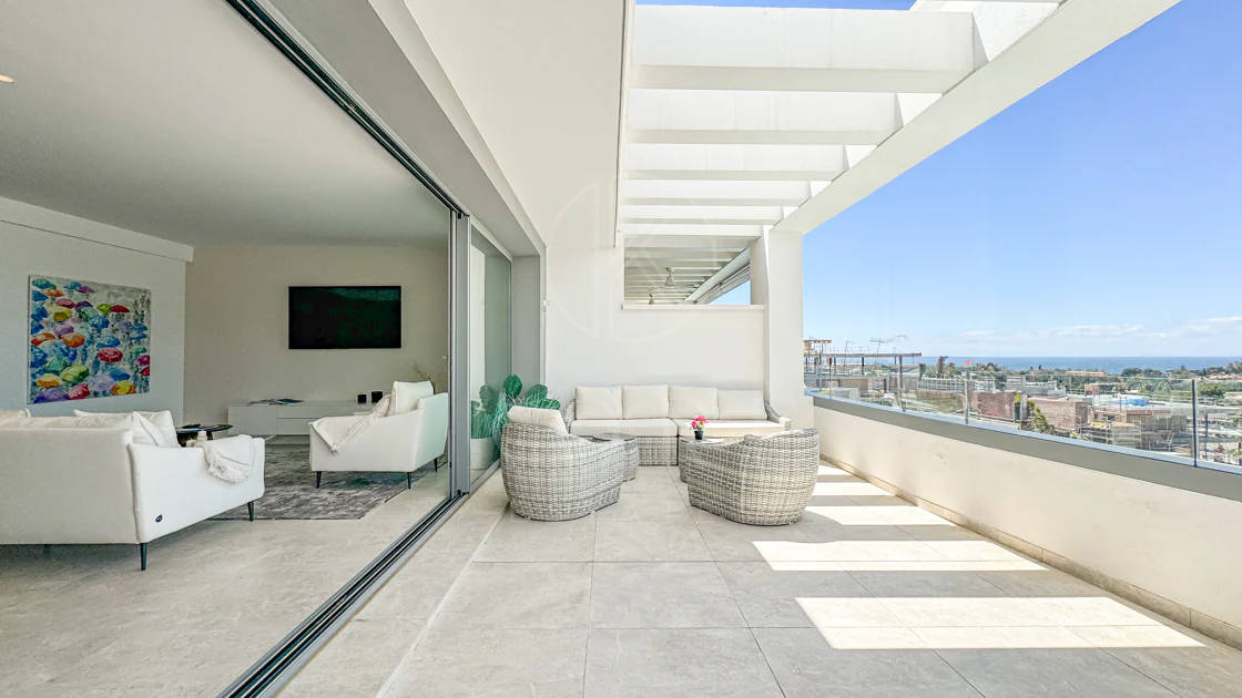 Ático contemporáneo con terraza y solárium, ambos con vistas panorámicas al mar Mediterráneo en una ubicación privilegiada
