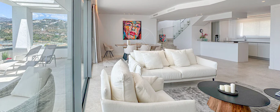 Ático contemporáneo con terraza y solárium, ambos con vistas panorámicas al mar Mediterráneo en una ubicación privilegiada