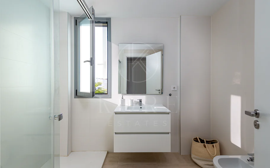 Brand New Modern Apartment with Top Amenities in Selwo Estepona