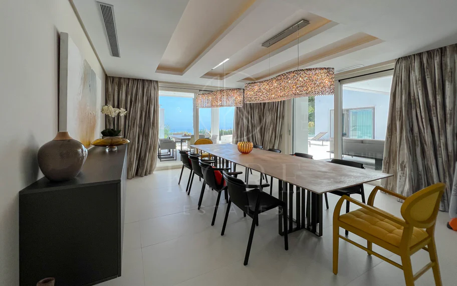 Fantástica villa moderna con increíbles vistas panorámicas al mar