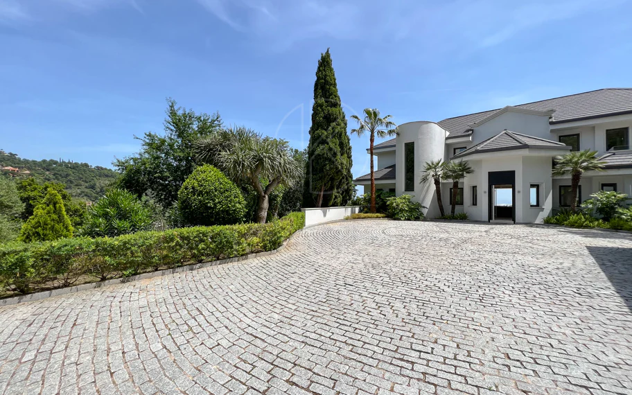 Fantástica villa moderna con increíbles vistas panorámicas al mar