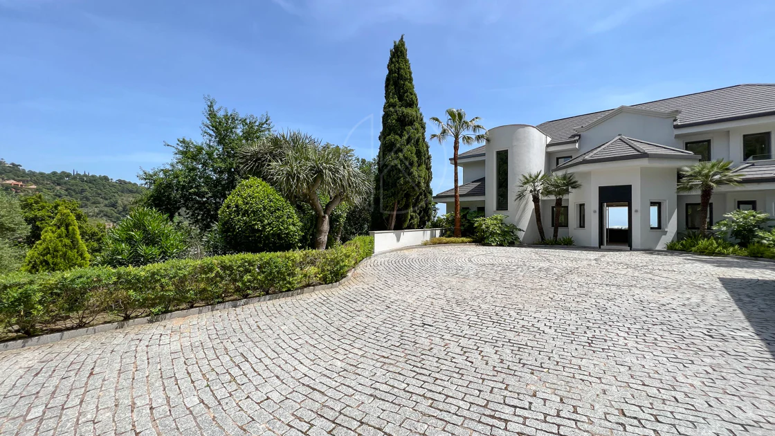 Fantastic modern villa with amazing panoramic sea views in La Zagaleta