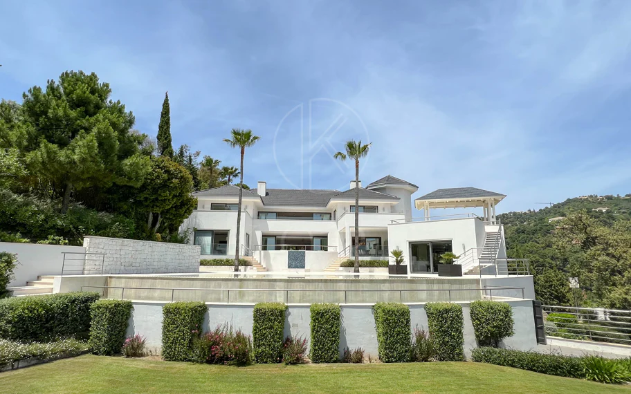 Fantástica villa moderna con increíbles vistas panorámicas al mar