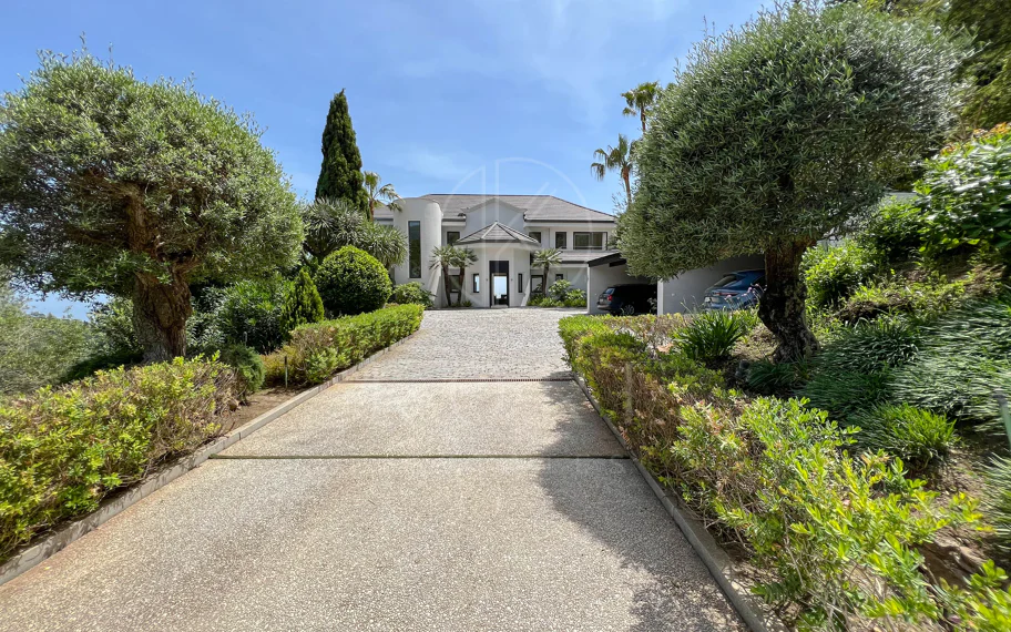 Fantástica villa moderna con increíbles vistas panorámicas al mar