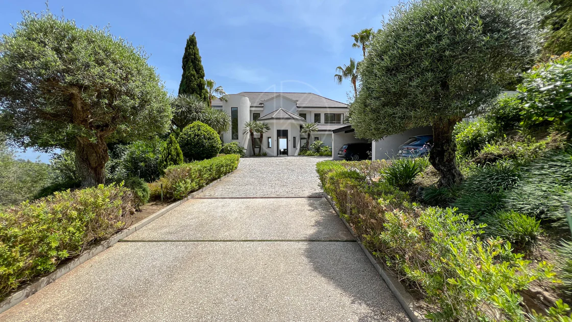 Fantastic modern villa with amazing panoramic sea views in La Zagaleta