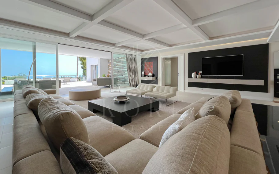 Fantástica villa moderna con increíbles vistas panorámicas al mar
