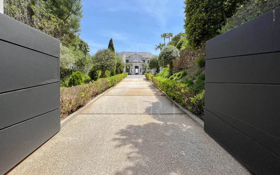 Fantástica villa moderna con increíbles vistas panorámicas al mar