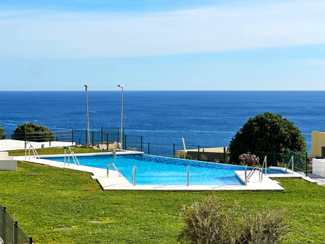 Azata Delmare - Casares Costa - Apartments with spectacular sea views. Strategically located 250m from the beach, Azata Delmare is a complex of 74 apartments of 2 and 3 bedrooms.