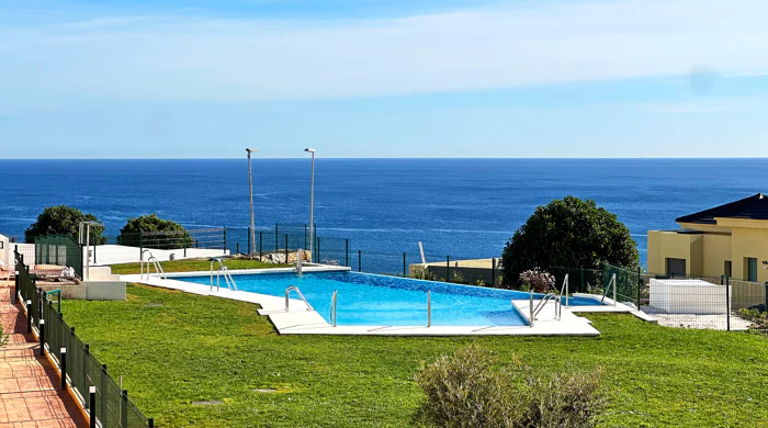 Azata Delmare - Casares Costa - Apartments with spectacular sea views. Strategically located 250m from the beach, Azata Delmare is a complex of 74 apartments of 2 and 3 bedrooms.