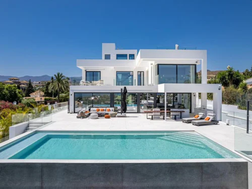 Villa for sale in New Golden Mile, Estepona East