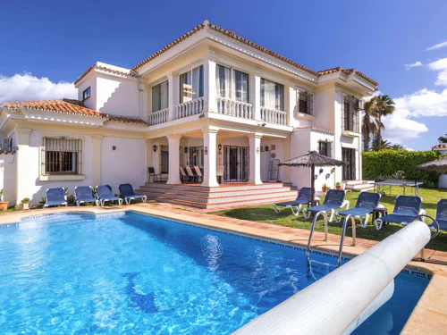 Villa for sale in Estepona