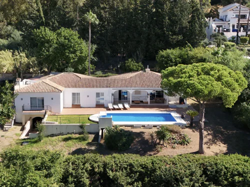 Villa for sale in El Paraiso, Estepona East
