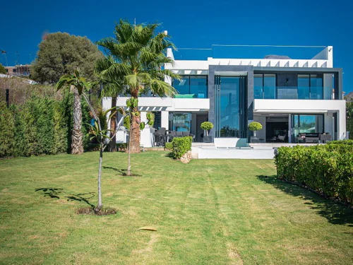 Villa for sale in Estepona
