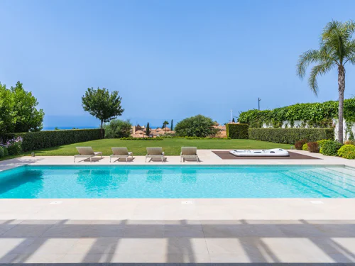 Villa for sale in Santa Clara, Marbella East