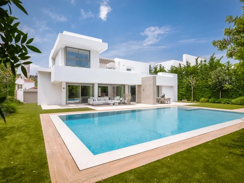 Villa for sale in New Golden Mile, Estepona East