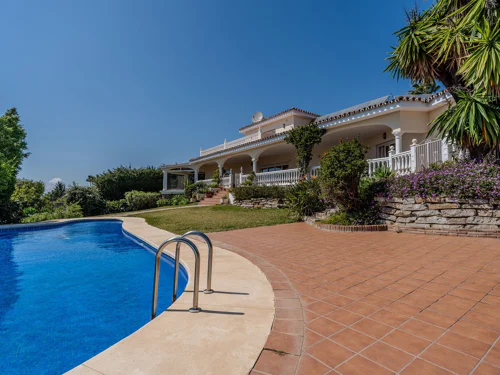 Villa for sale in El Paraiso, Estepona East