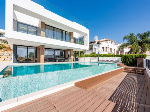 Villa for sale in Estepona