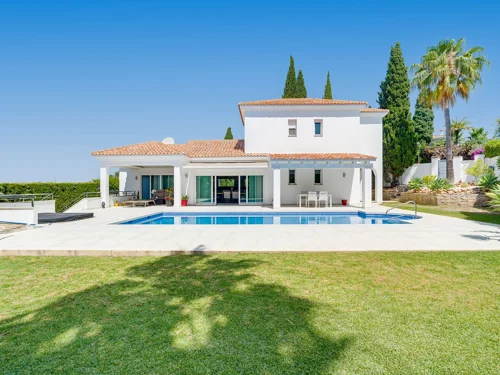 Villa for sale in El Rosario, Marbella East