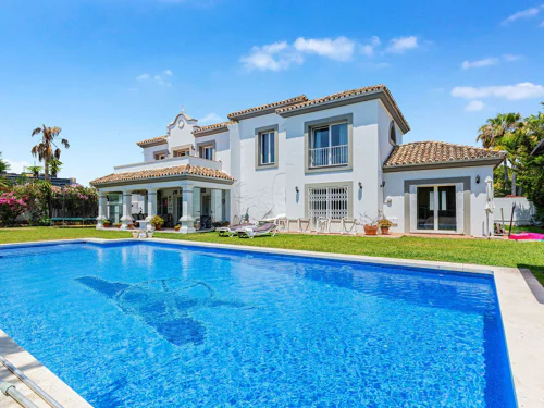 Villa for sale in Estepona
