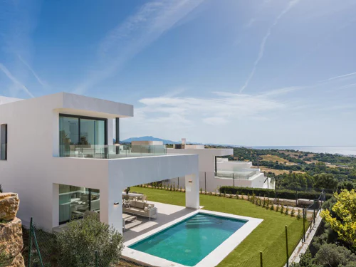 Villa for sale in Estepona West